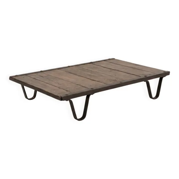 Table basse industrielle en bois massif et anciens rails de chemin de fer