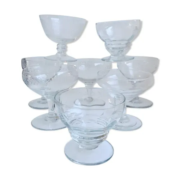 Lot de 8 coupes à champagne en cristal gravé années 50