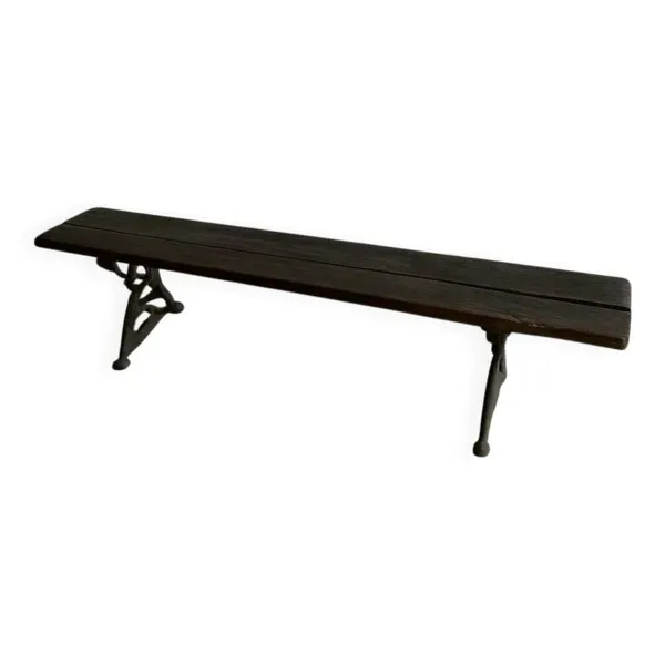 Banc de jardin ancien en bois brun foncé et fonte noire avec assise en bois massif patiné