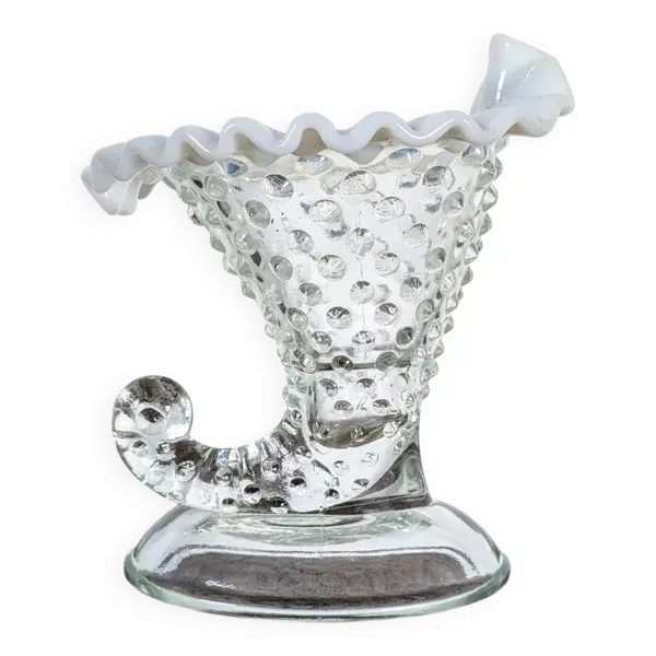 Coupe corne en verre bullé et opaline blanche