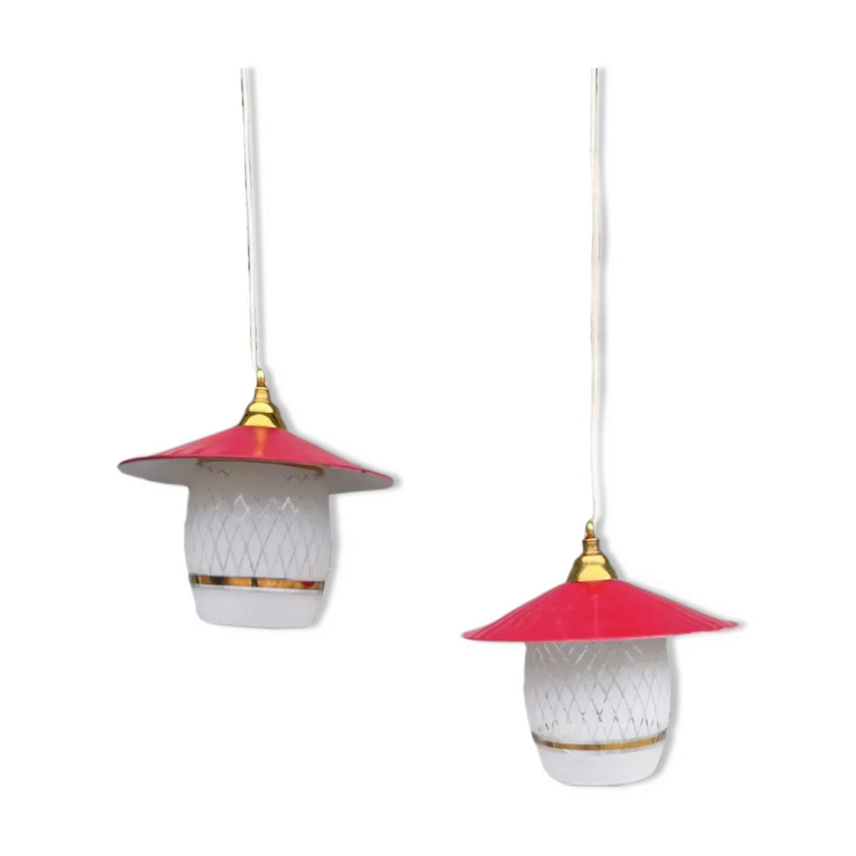 Paire de suspensions en tôle émaillée et verre