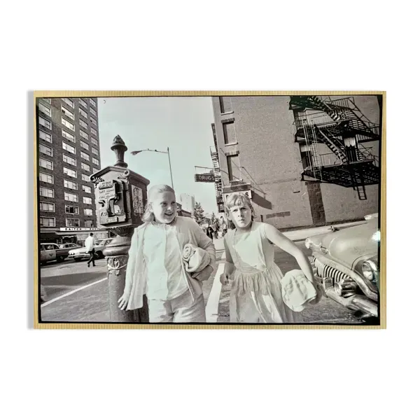 Angelo Rizzuto, ''Deux filles à côté d'une alarme incendie'', Manhattan, 1964