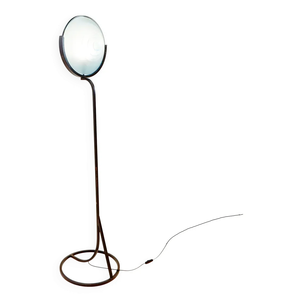 Lampadaire en métal et disque en verre sablé