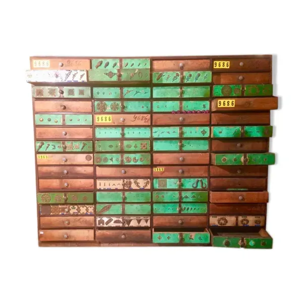 Meuble de métier à tiroirs.