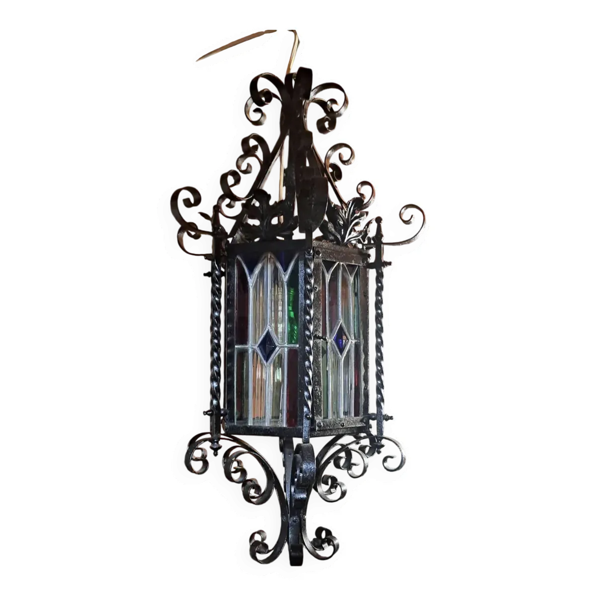 Lanterne en fer forgé et vitraux de couleur