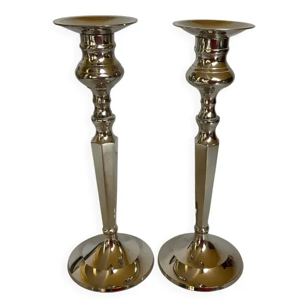 Paire de grands bougeoirs à facettes argentés