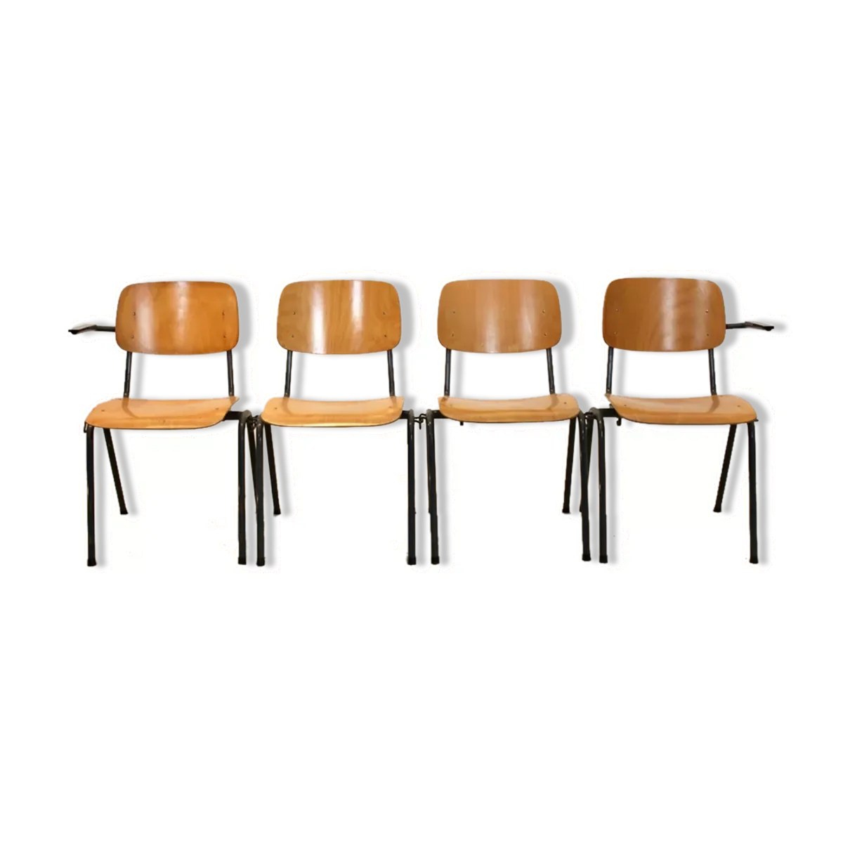 Banc d'école composé de 4 chaises empilables en contreplaqué industriel par Marko Holland