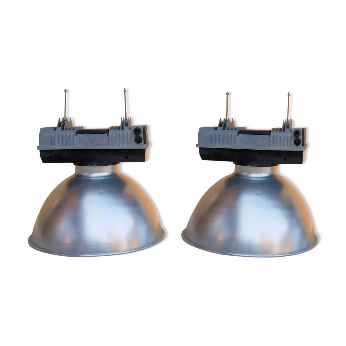 Paire de suspensions industrielles par Mazda