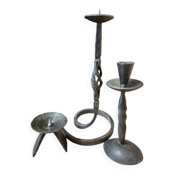 Lot de 3 bougeoirs et pique cierge en fer forgé