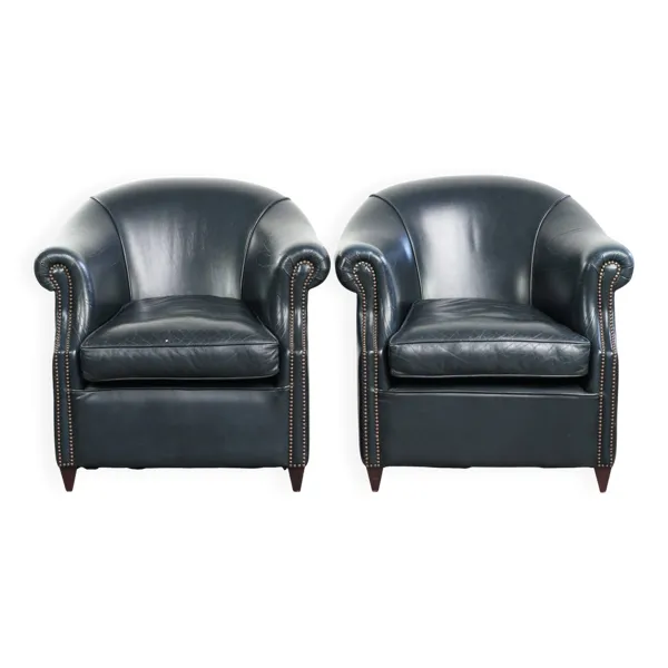 Ensemble de fauteuils de club en cuir de vache bleu foncé avec un design unique.