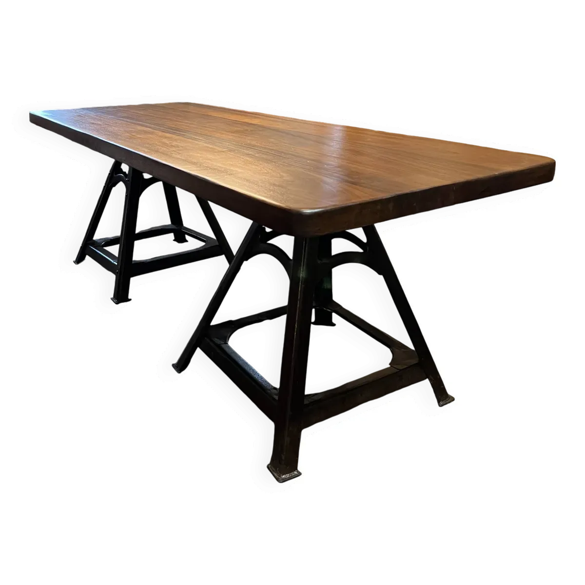 Grande table avec pieds indus