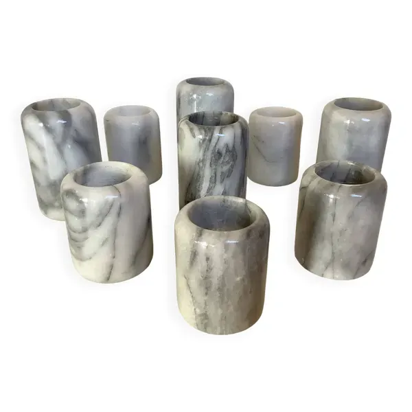 Neuf bougeoirs en marbre