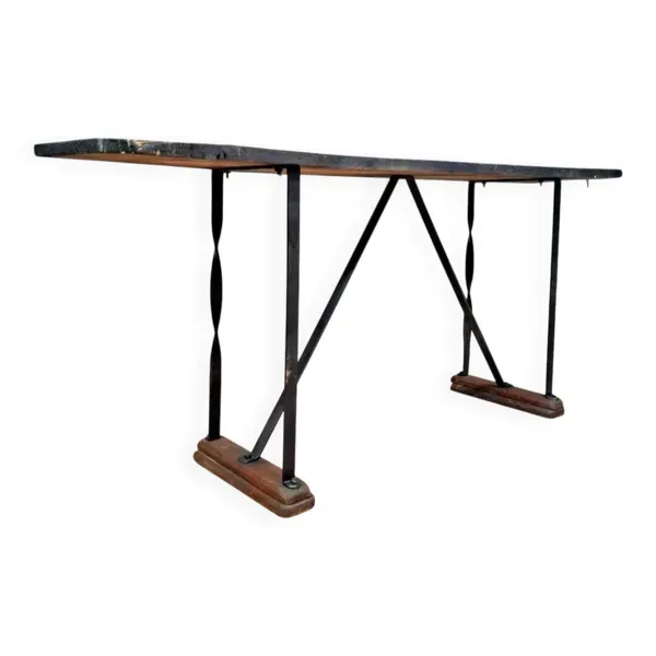 console / table de style industriel, pleine de caractère.
