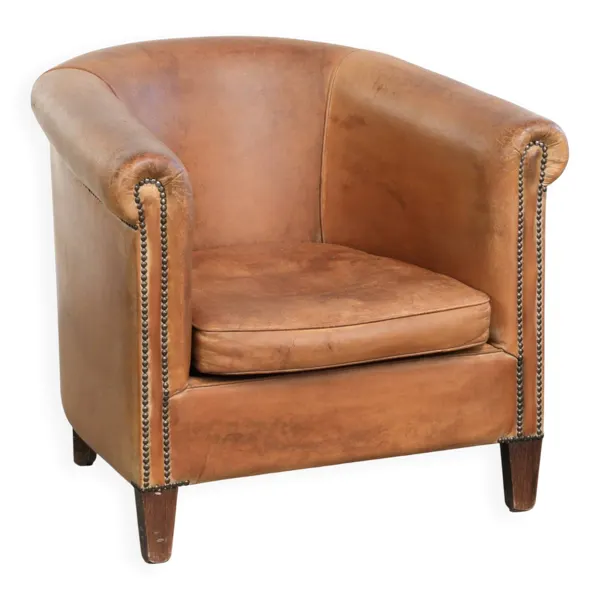 Fauteuil club en peau de mouton vintage dans une belle couleur cognac clair.