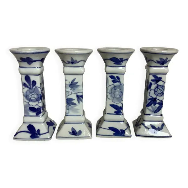 Quatre bougeoirs aux motifs bleus