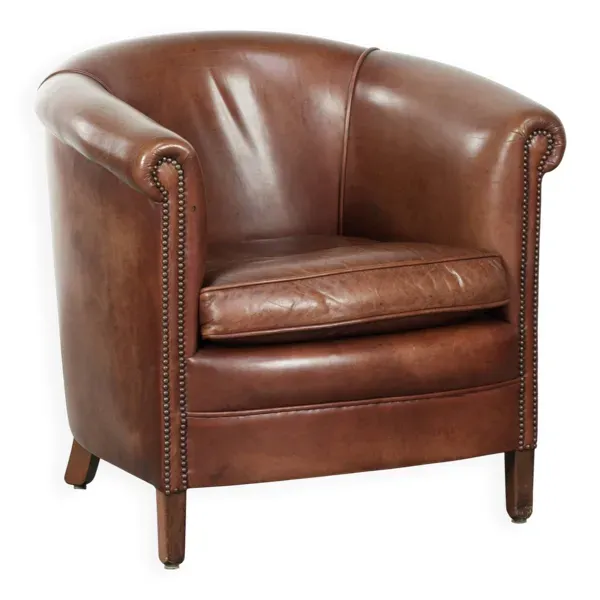 Fauteuil club en cuir de vachette de belle couleur cognac foncé dans le style anglais.