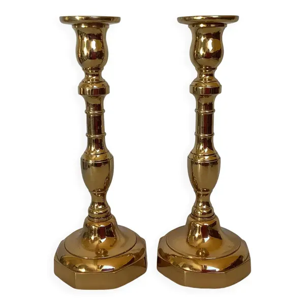 Paire de grands bougeoirs en laiton