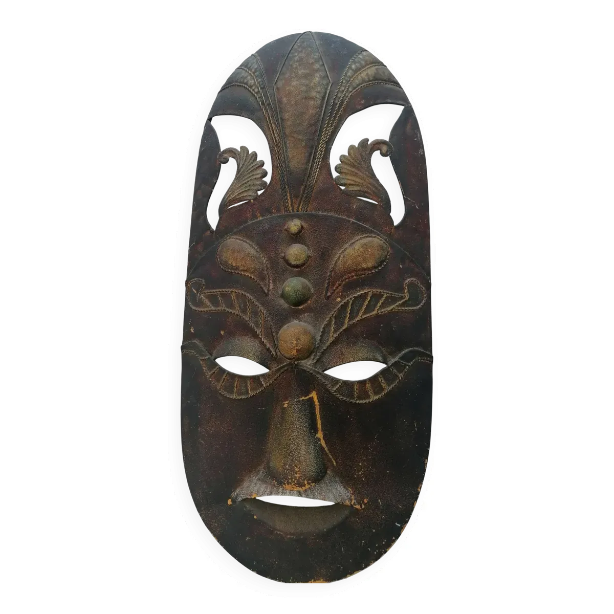Masque mural décoratif en métal sculpté