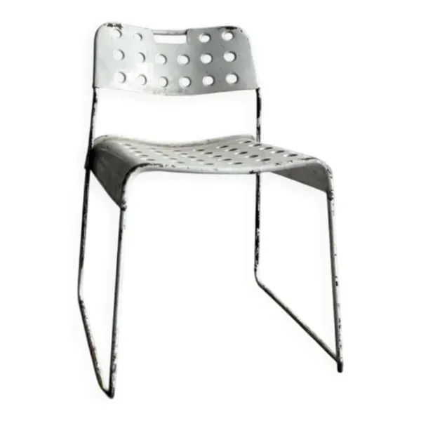 Chaise Omstak en acier laqué blanc, conçue par Rodney Kinsman pour Bieffeplast (1971). Piètement traîneau industriel