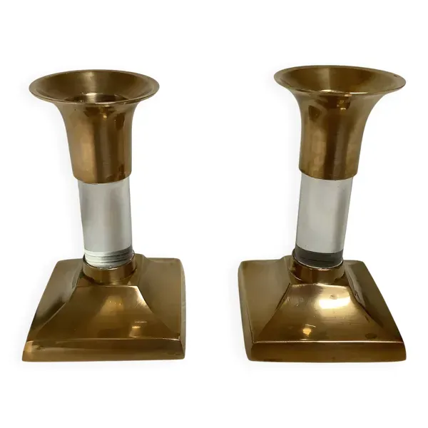 Paire de petits bougeoirs en laiton et verre