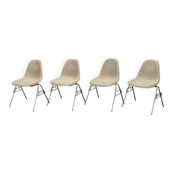 Chaises empilables en fibre de verre de style mid-century par Charles et Ray Eames avec motif à carreaux par Alexander Girard pour Vitra, années 1960, ensemble de 4.