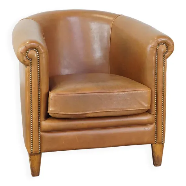 Fauteuil club en cuir de mouton de couleur cognac neutre et en bon état