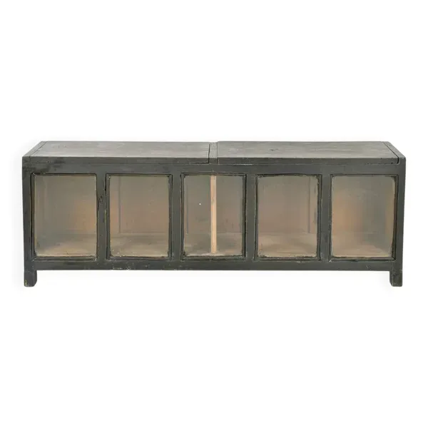 Coffre vitré en bois patiné (44 x 120 x 25cm)