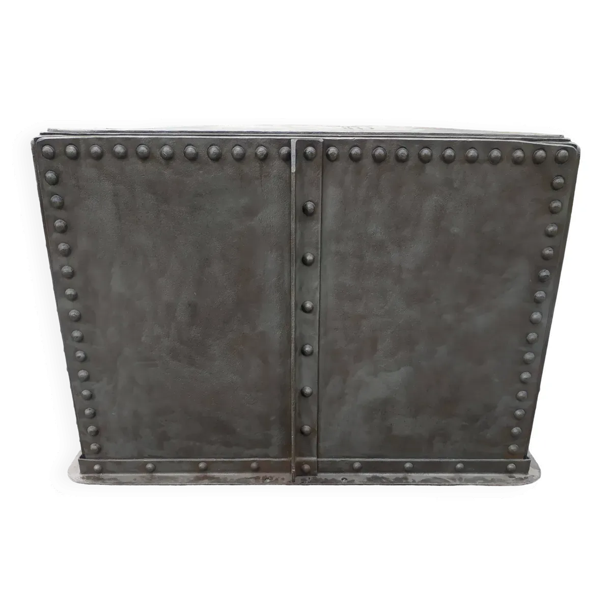 Bar en fer rivete industriel