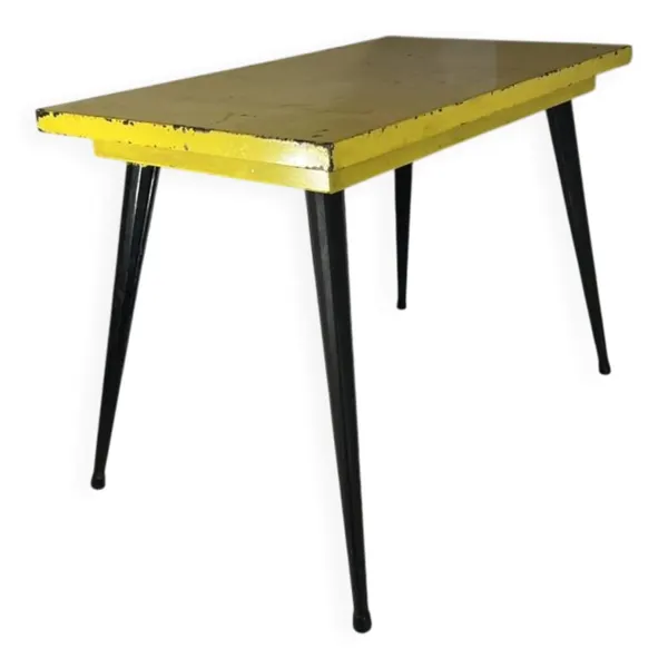 Table  dans le style de Tolix jaune métal patiné