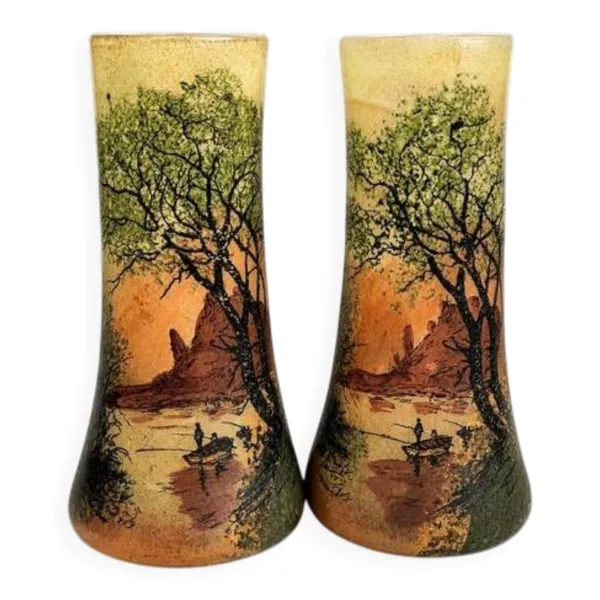 Paire de vases en verre émaillé, à décor finement peint