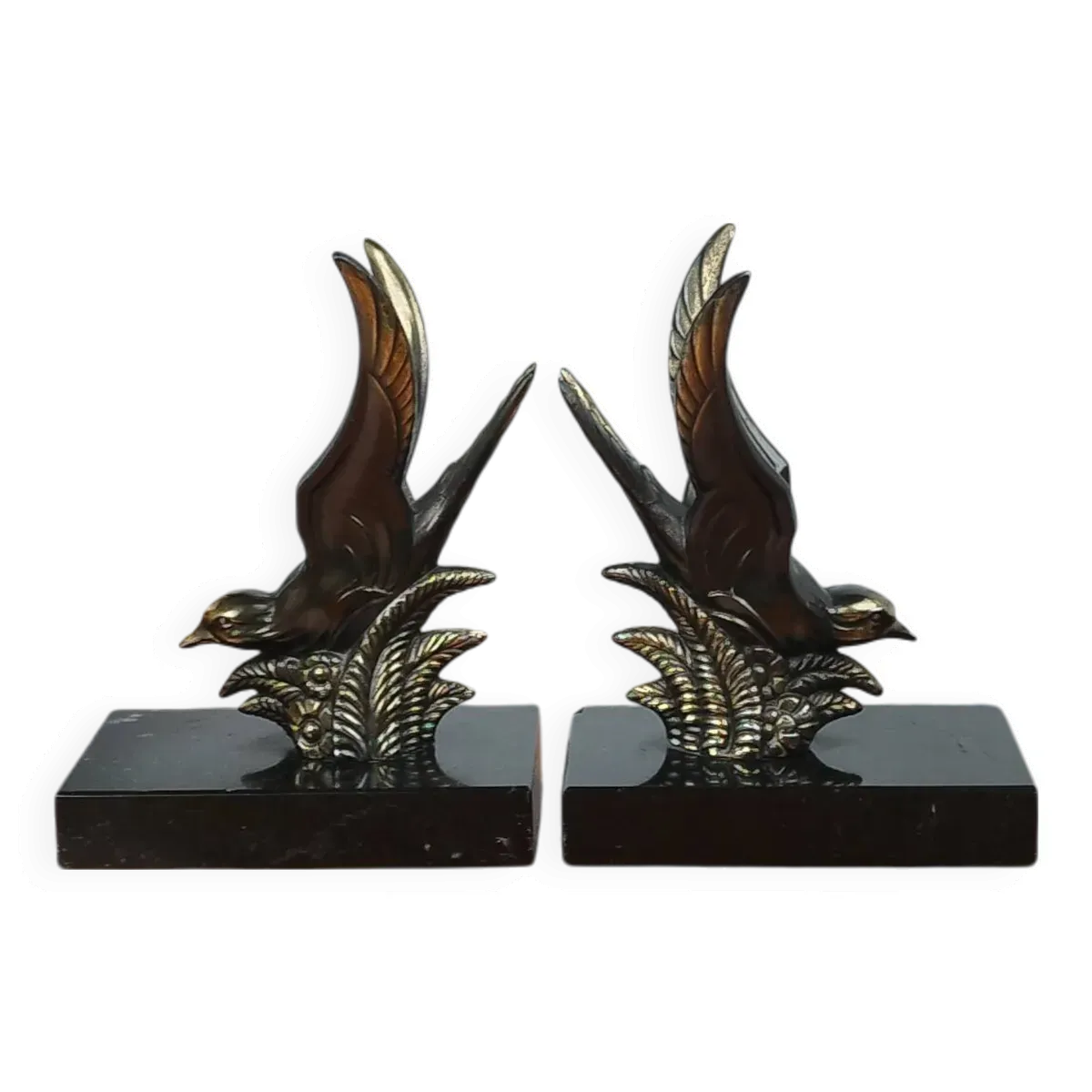 Paire de serre-livres Art Déco envolée d'hirondelles en marbre et régule