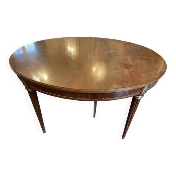 Table ovale de salle à manger de style Louis XVI