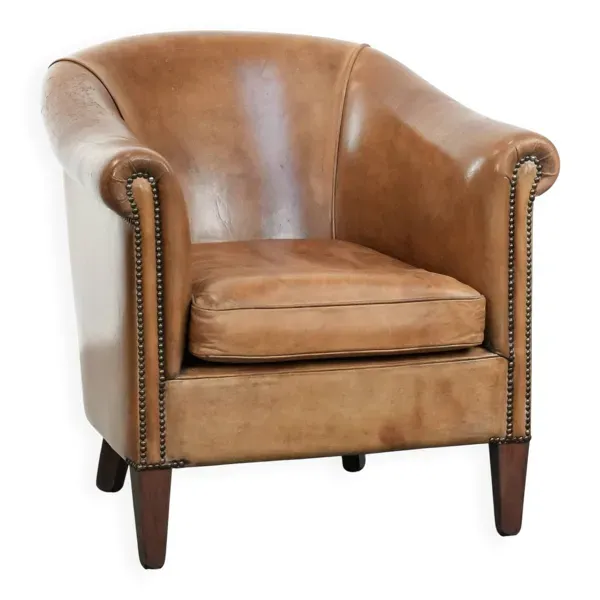 Fauteuil au caractère unique en cuir de mouton avec des couleurs cognac claires.