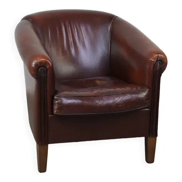 Joli fauteuil club en peau de mouton avec une belle patine