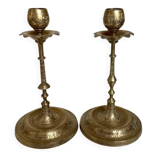 Paire de bougeoirs en laiton fleurs boules travaillées