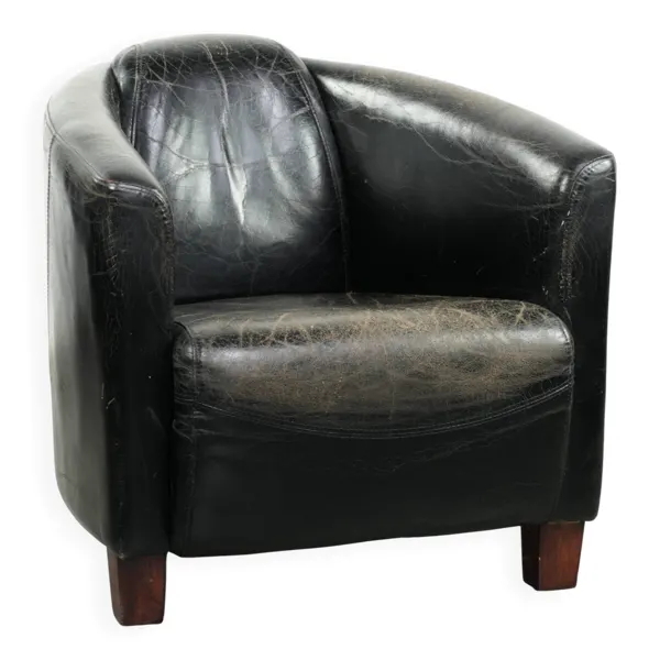 Fauteuil aviateur en cuir de vachette vintage noir au design au caractère marqué.