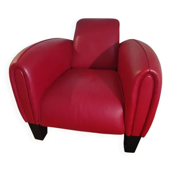 Fauteuil club design contemporain en cuir rouge – pièce sculpturale