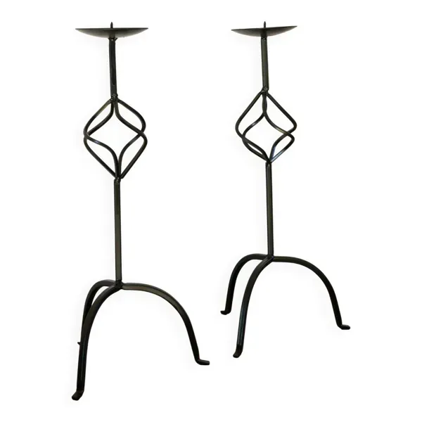 Paire de chandeliers tripodes torsadés en fer noir, brutaliste, 1970 - 44 cm