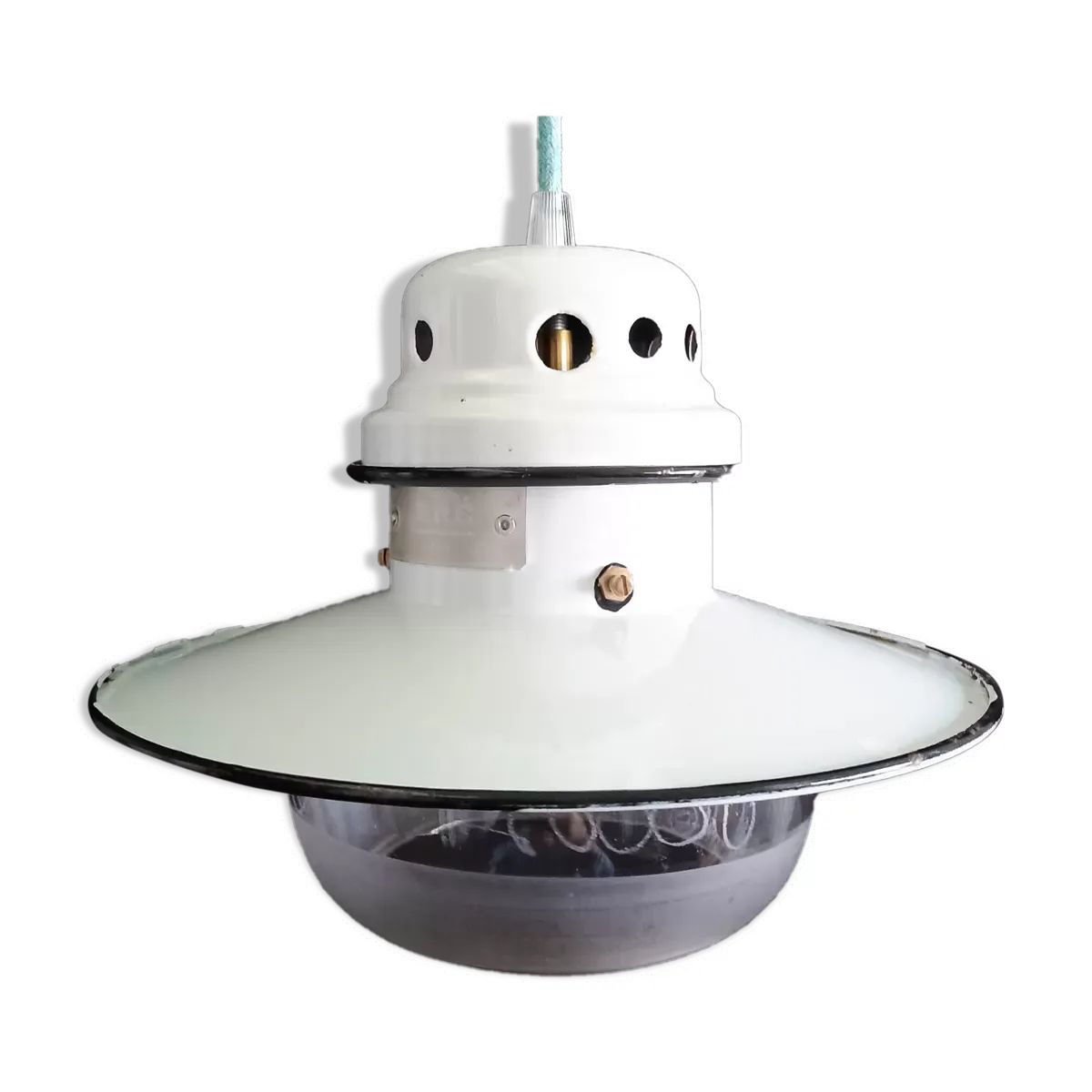 Ancienne suspension en tôle émaillée avec coupelle en verre