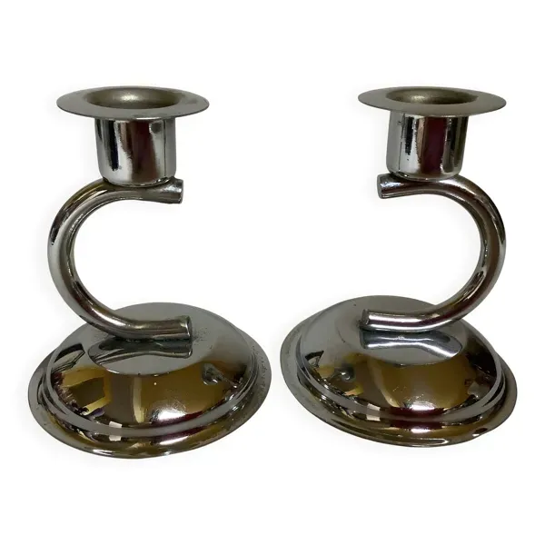 Paire de petits bougeoirs argentés en métal