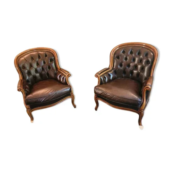 Paire de fauteuils club Chesterfield anciens en cuir brun capitonné –