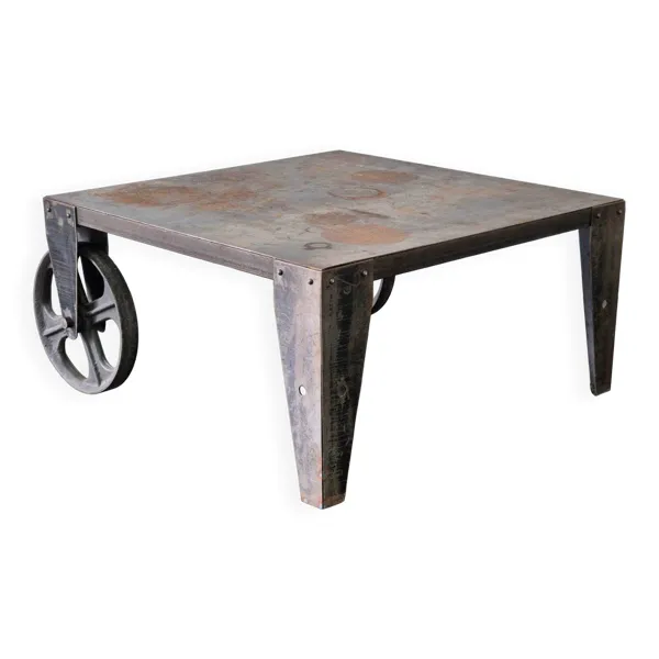 Table basse en acier industriel brutaliste