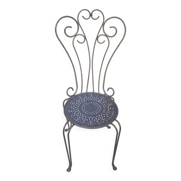 Chaise en métal coudé