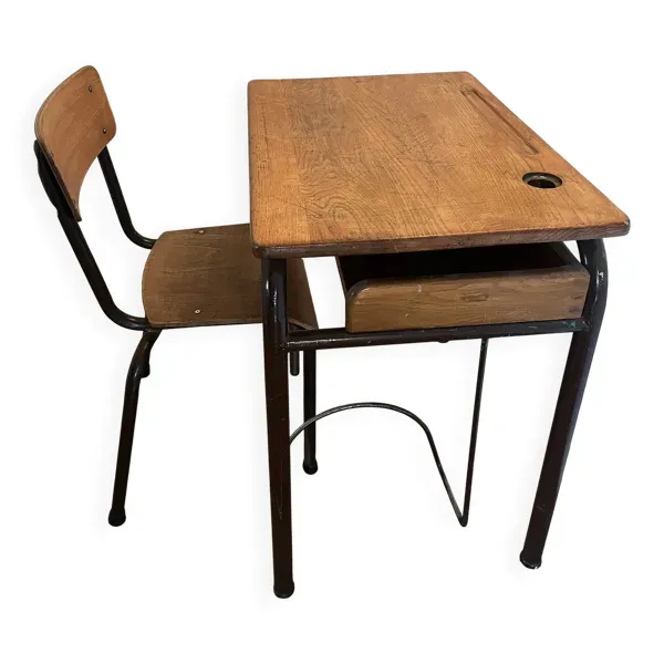 Bureau d’écolier avec sa chaise