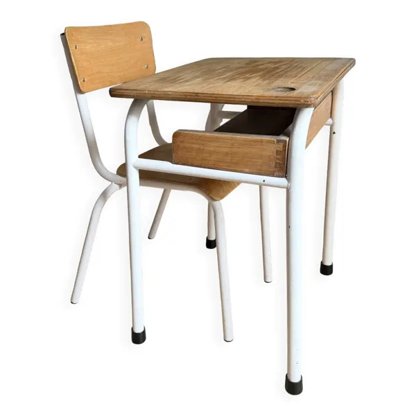 Bureau d’écolier ancien avec chaise