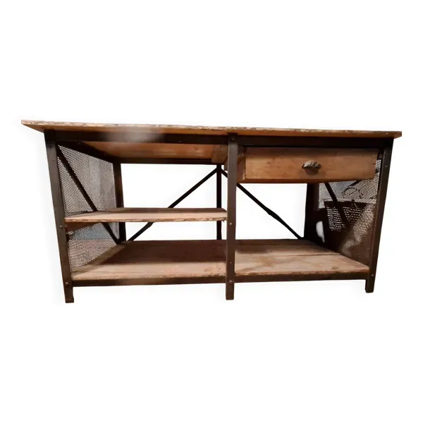 Meuble de décoration type industriel. visible dans la série Le Baron noir