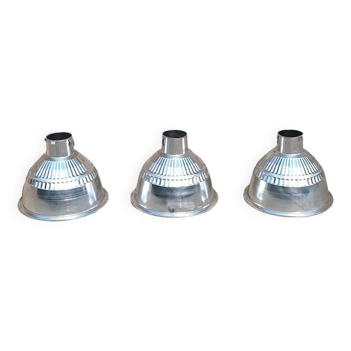 3 suspensions industrielles vintage, luminaires anciens d’atelier