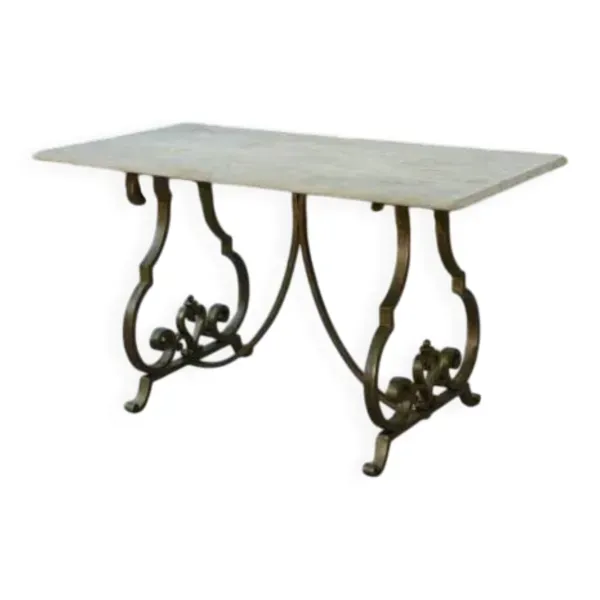 Table d’appoint piètement en fer forgé doré à la feuille attribuée à Gilbert Poillerat avec plateau en travertin 1940’s