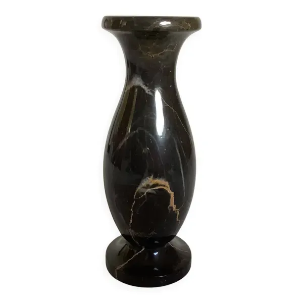 Petit vase en marbre noir veiné