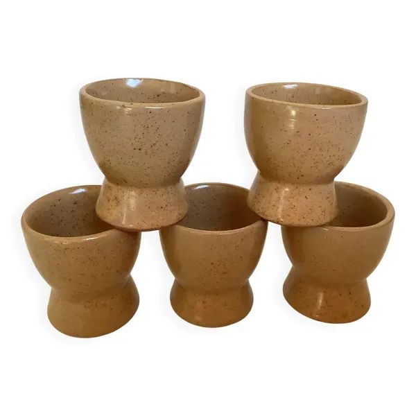 Cinq coquetiers en grès artisanal